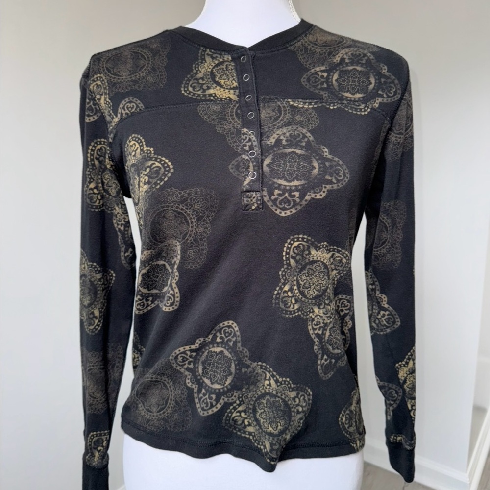 Columbia Women’s M Black Henley Long Sleeve Shirt Gold Medallion‎ Print Outdoors